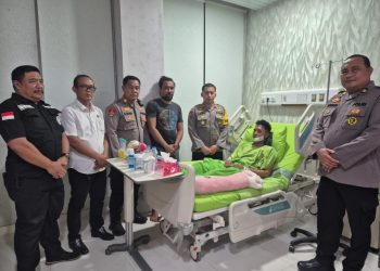 Wakapolres Kukar Jenguk Anggota yang Dirawat, Tegaskan Kepedulian terhadap Personel