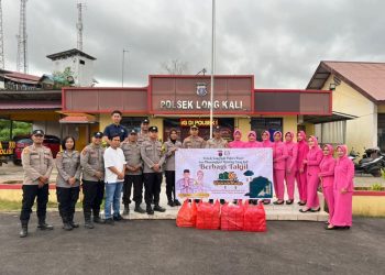 Polsek Long Kali Tunjukkan Kepedulian, Bagikan Takjil Gratis di Bulan Ramadan