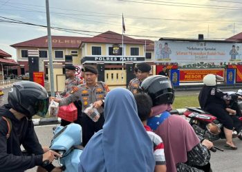 Polri Tebar Kebaikan di Bulan Suci, Sat Samapta Polres Paser Berbagi Takjil untuk Warga