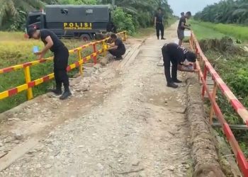 Brimob Polda Kaltim Lakukan Revitalisasi Jembatan di Penajam Paser Utara