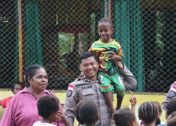 Tanamkan Nilai Positif Sejak Dini, Personel BKO Satgas Ops.Damai Cartenz 2026 dari Polda Kaltim Dampingi Anak-Anak Papua Belajar serta Bermain
