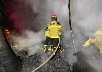 Respon Cepat Ditsamapta Polda Kaltim Padamkan Kebakaran Tempat Daur Ulang Sampah di Balikpapan