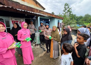 Polwan dan Bhayangkari Polda Kaltim Berbagi Kepedulian untuk Warga Batu Ampar