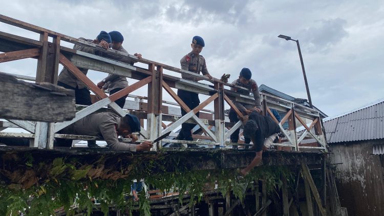 Brimob Polda Kaltim Revitalisasi Jembatan di Damai, Perkuat Akses dan Keselamatan Warga
