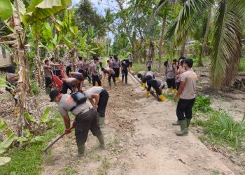 Brimob BKO Polda Kaltim Pulihkan Akses Jalan Pascabencana di Aceh Utara