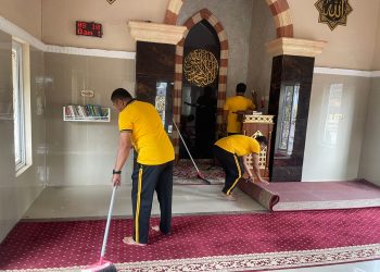 Menjelang datangnya bulan suci Ramadhan 1447 Hijriah, jajaran Polsek Belawa turun langsung melaksanakan kerja bakti untuk membersihkan salah satu masjid di belawa.