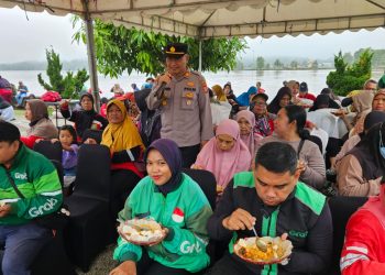 Polres Kukar Gelar Warung Berkah dan Pemeriksaan Kesehatan Gratis di Tenggarong