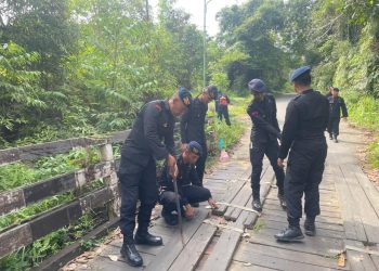 Revitalisasi Jembatan Sungai Lungau, Brimob Perkuat Akses Ekonomi Warga Kutai Barat