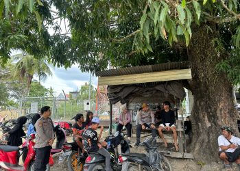 Patroli Jelang Ramadhan, Polsek Takkalalla Cek Harga dan Stok Sembako di Pasar Peneki