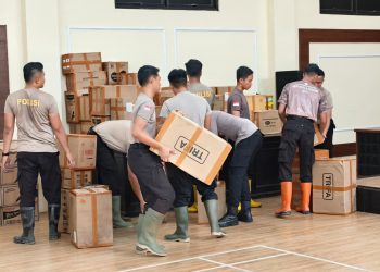 Wujud Empati Polri, Brimob Kaltim Hadir Ringankan Beban Korban Banjir