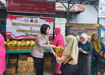 Polwan dan Bhayangkari Kaltim Tebar Kepedulian, 100 Paket Minyak Goreng untuk Warga Damai Baru