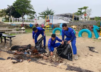 Komitmen Nyata Polri Jaga Lingkungan, Ditpolairud Polda Kaltim Bersihkan Pantai di Balikpapan