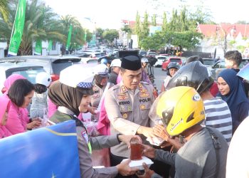Kepedulian Kapolres Wajo Sentuh Hati Warga, Turun Langsung Berbagi Takjil di Sengkang