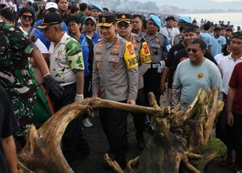 Polda Bali Turun Tangan Bersihkan Pantai Padang Galak, Tegaskan Komitmen Tangani Sampah Secara Sistematis
