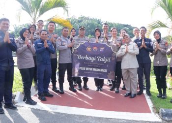 Humanis di Bulan Suci, Bidhumas Polda Kaltim Turun Langsung Berbagi Takjil