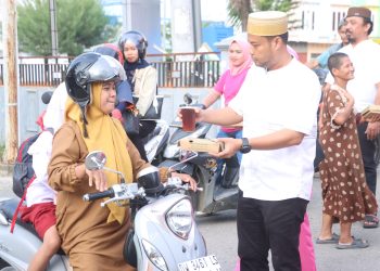 Sat Reskrim Polres Wajo Tebar Kepedulian di Ramadan, Berbagi Takjil dan Perkuat Silaturahmi dengan Warga