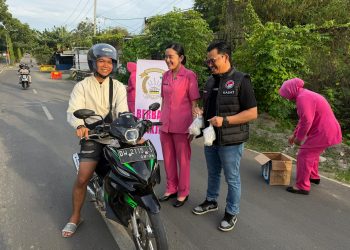 Bagi Takjil di Depan Mako, Satresnarkoba Wajo Ajak Warga Bersama Lawan Narkotika