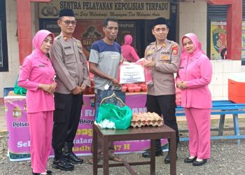 Kepedulian Polri di Bulan Ramadhan, Polsek Pitumpanua Berbagi Takjil dan Sembako untuk Warga