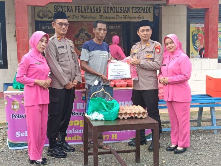 Kepedulian Polri di Bulan Ramadhan, Polsek Pitumpanua Berbagi Takjil dan Sembako untuk Warga