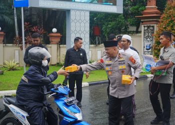 Hangatnya Ramadan, Wakapolda Kaltim Turun ke Jalan Berbagi Takjil dan Kebahagiaan untuk Masyarakat