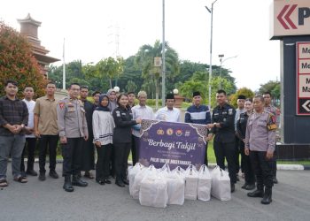 Sentuhan Kepedulian di Bulan Ramadan, Personel Polda Kalimantan Timur Berbagi Takjil untuk Masyarakat