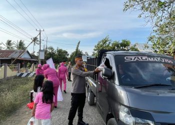 Polsek Takkalalla dan Bhayangkari Turun ke Jalan, Bagikan Takjil untuk Warga di Bulan Ramadan