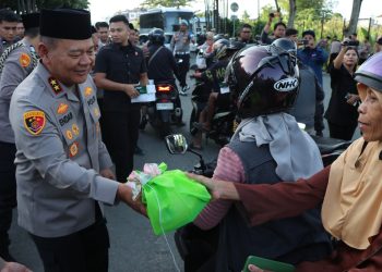 Sentuhan Humanis Polri di Ramadan, Kapolda Kaltim Pimpin Pembagian Takjil untuk Warga