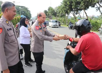 Polda Kaltim Konsisten Tebar Kebaikan di Ramadan, 100 Takjil Dibagikan untuk Masyarakat Balikpapan
