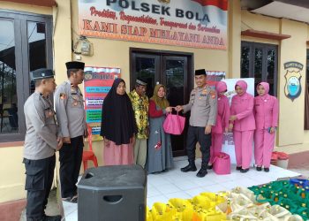 Wujud Kepedulian di Bulan Ramadan, Polsek Bola dan Bhayangkari Ranting Bola Berbagi Takjil