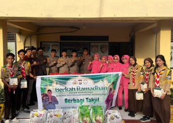 Polri untuk Masyarakat: Polsek Maniangpajo dan Bhayangkari Berbagi Takjil di Bulan Ramadan