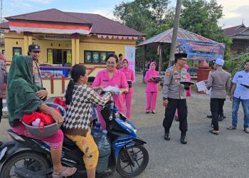 Tebar Kepedulian, Personel Polsek Gilireng Bersama Bhayangkari Bagi Takjil untuk Masyarakat