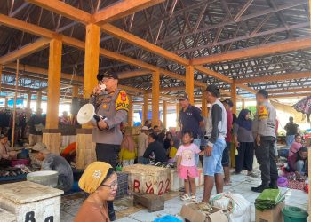 Tiga Hari menjelang Idul Fitri, Polsek Takkalalla Perketat Pengamanan Pasar Peneki.