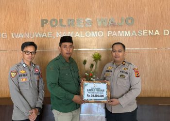Polres Wajo Serahkan Zakat Fitrah kepada Badan Amil Zakat Nasional (Baznas)di bulan Suci ramadhan.