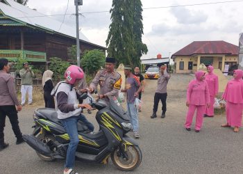 Kapolsek Penrang Bersama Bhayangkari Turun ke Jalan, Berbagi Takjil dan mempererat tali Silaturahmi dengan masyarakat.