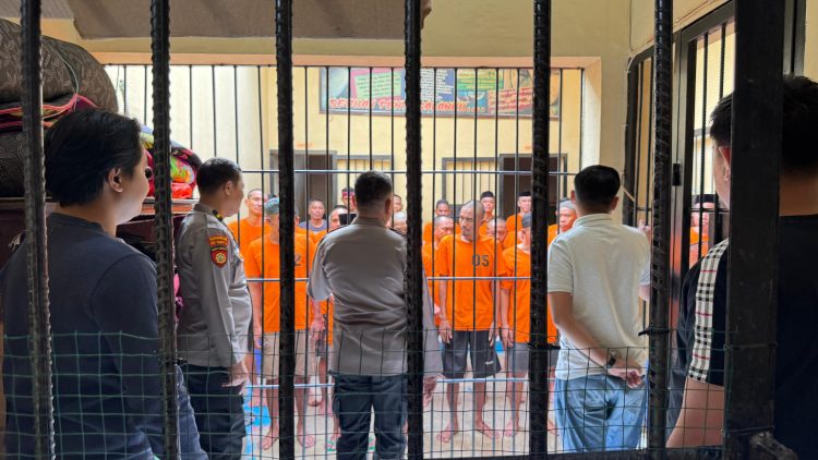Aparat Kepolisian Resor Wajo melakukan pengecekan dan pemeriksaan rutin ruang tahanan.