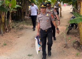 Haru, Abidin Terpaksa Tinggal di Kolong Rumah Nyaris Roboh, Polisi Datang Membawa Bantuan