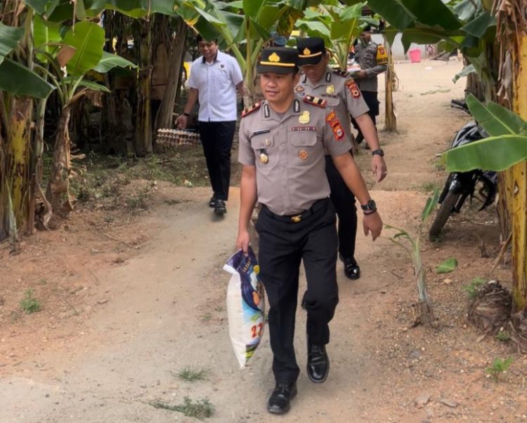 Haru, Abidin Terpaksa Tinggal di Kolong Rumah Nyaris Roboh, Polisi Datang Membawa Bantuan
