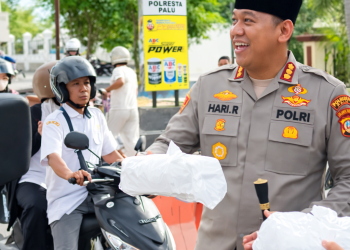 Kepedulian Polri di Bulan Ramadan, Kapolresta Palu dan Kasat Lantas Bagikan Takjil kepada Masyarakat
