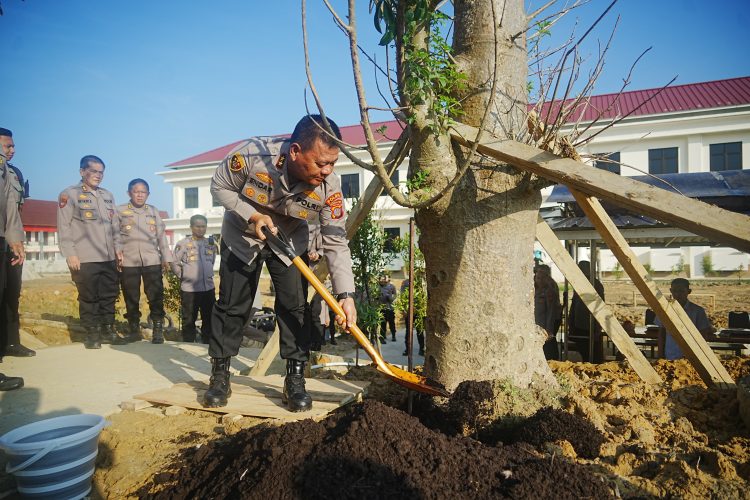 Aksi Nyata Polda Kaltim: Tanam Pohon dan Tebar Ikan untuk Masa Depan Berkelanjutan