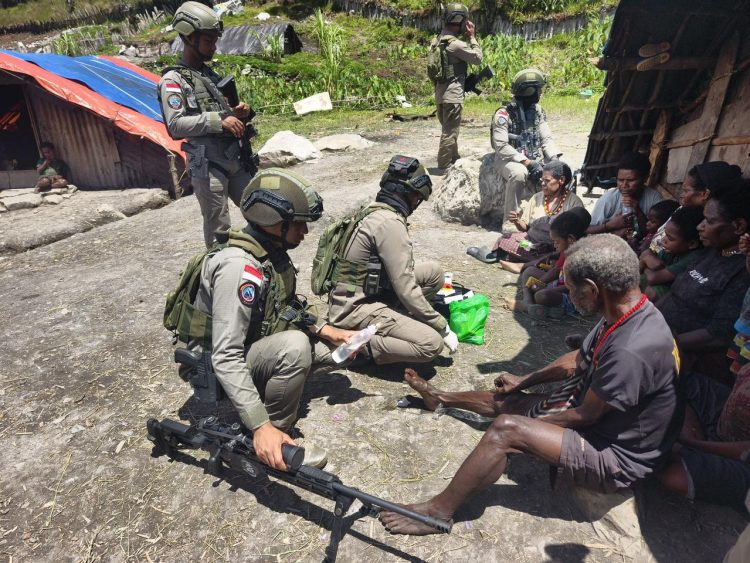 Satgas Damai Cartenz Perkuat Keamanan dan Layanan Kesehatan di Pengungsian Sinak