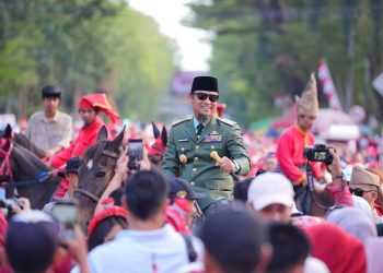 Gubernur Andi Sudirman Kenakan Kostum Bung Karno, Pimpin Jalan Sehat dan Kirab Kemerdekaan