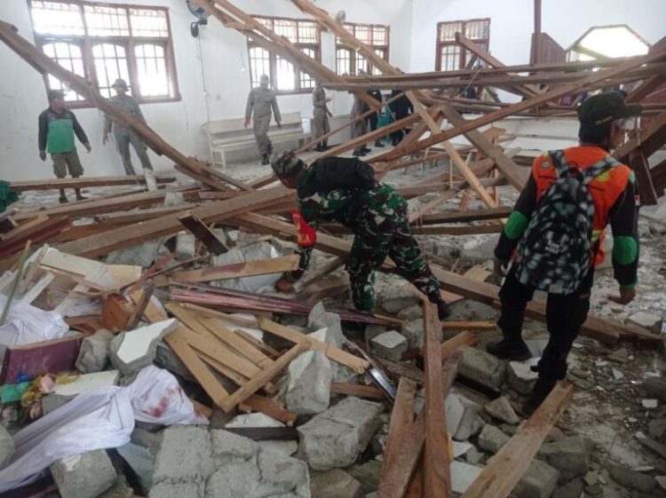 Pulihkan Aktivitas Warga, TNI AD Kerahkan Personel Bersihkan Puing Gempa Poso