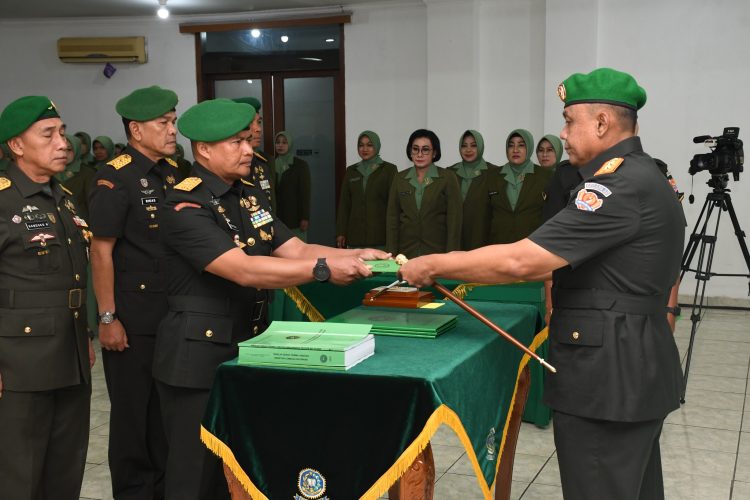 Acara Penyerahan Jabatan dan Tradisi Korps Pindah Satuan Komandan Secapaad Mayjen TNI Abdul Rahman Said