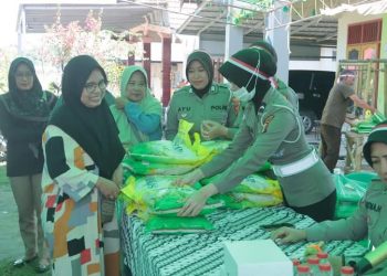 Satlantas Polresta Samarinda Salurkan 450 Karung Beras Murah di Kelurahan Rawa Makmur