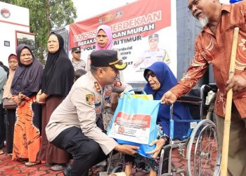 Wujud Kepedulian Polri, Polres Kutai Timur Salurkan 100 Paket Bansos Kepada Masyarakat Kutim