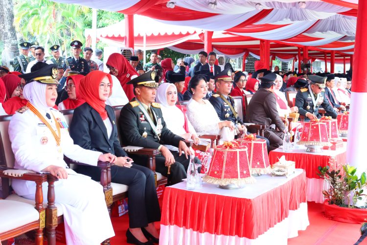 Memperingati HUT RI ke-80, Kapolda Sulsel Hadiri Upacara Pengibaran Duplikat Bendera Merah Putih di Rujab Gubernur Sulsel