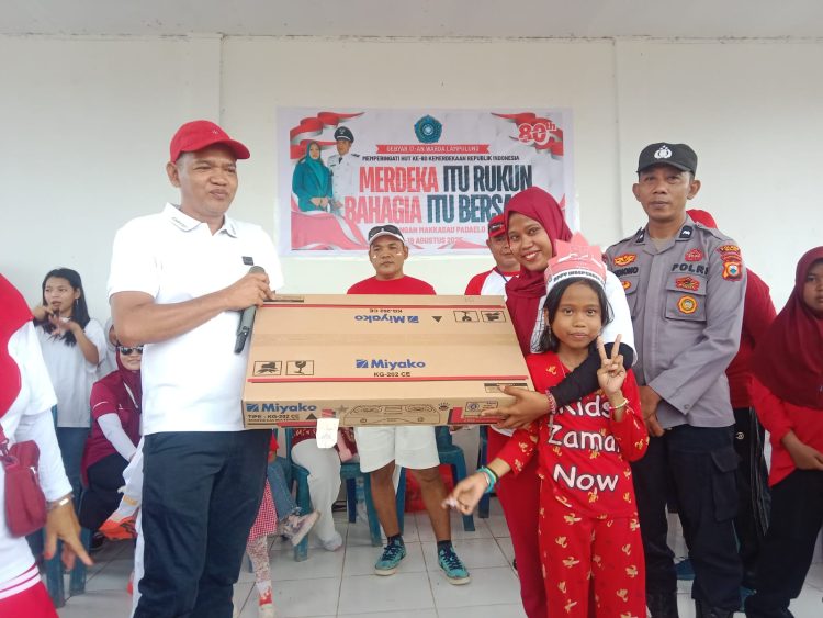 Meriah..! Peringati HUT ke-80 Kemerdekaan RI, Gelar Jalan Santai Bertabur Door prize di Desa Lampulung