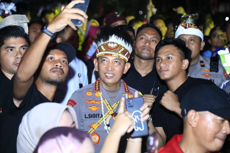 Kehangatan Kapolri bersama Masyarakat di Tengah Semarak Panggung Rakyat Bundaran HI
