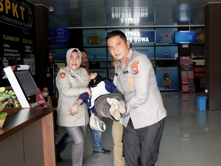 Bukti Kepedulian Polri..! Kapolres Gowa Spontan Bantu Gotong Wanita Pingsan di Gedung Pelayanan Terpadu