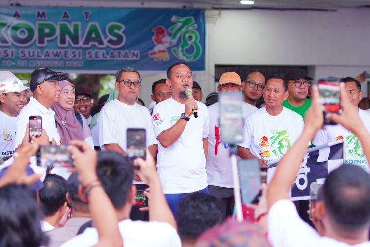 Meriahkan Jeneponto, Gubernur Sulsel Bersama Masyarakat Jeneponto Jalan Sehat Anti Mager